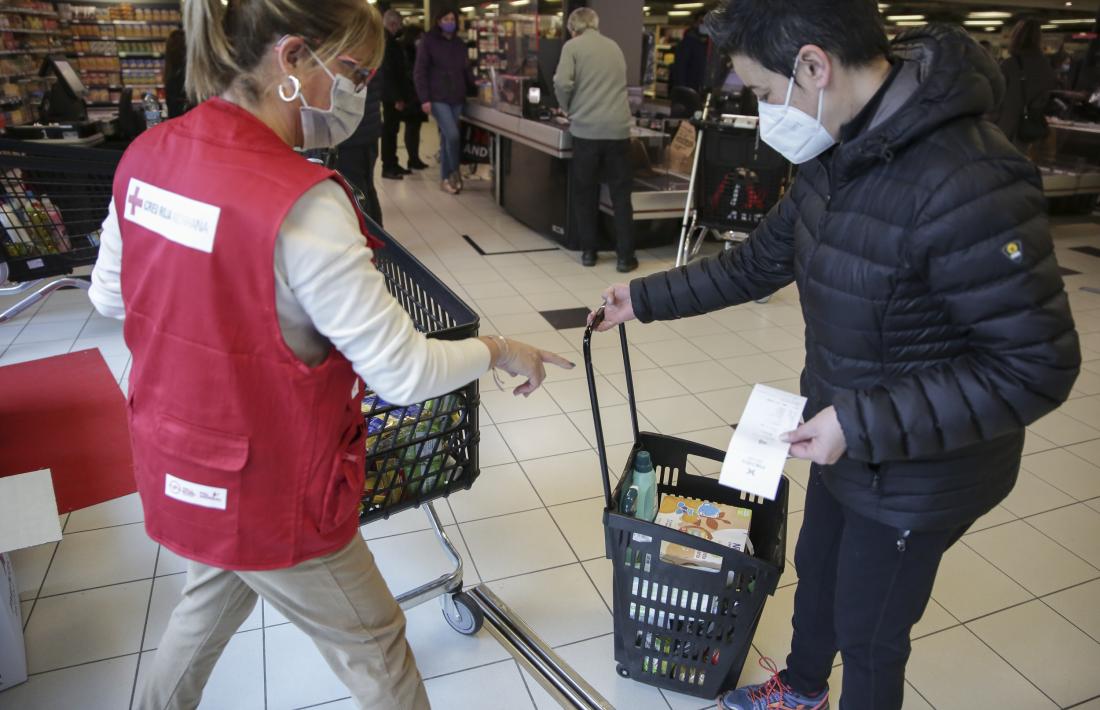 Un moment de la campanya de recollida d’aliments, ahir al matí.