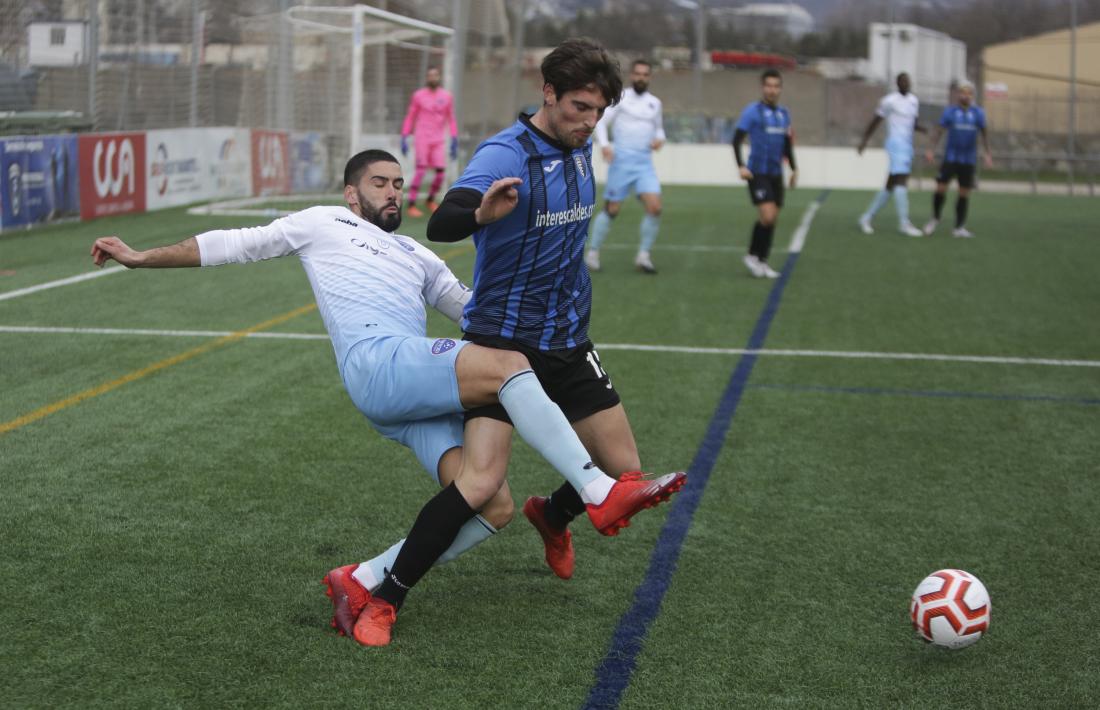 Rafa Santos intenta treure la pilota a Iván de Nova. Foto: Facundo Santana