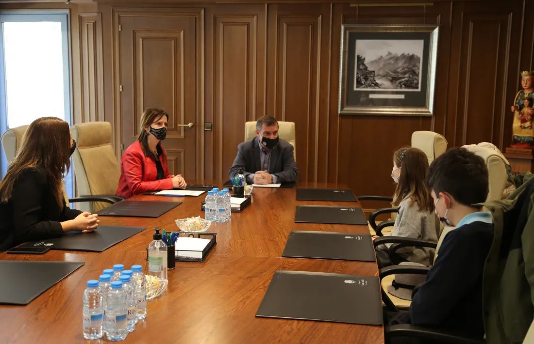 Josep Majoral i Mireia Codina amb els consellers infantils Lilia Amigó i Bernat Vitales.
