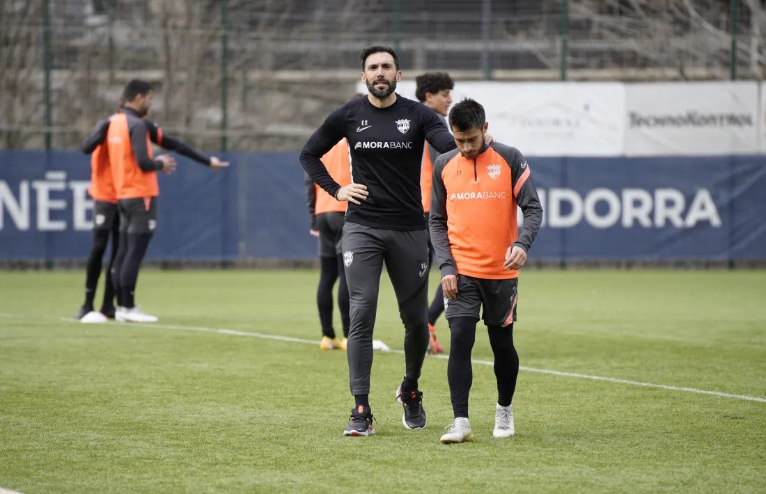 Eder Sarabia xerra amb l'extrem David Martín. Foto: FC Andorra