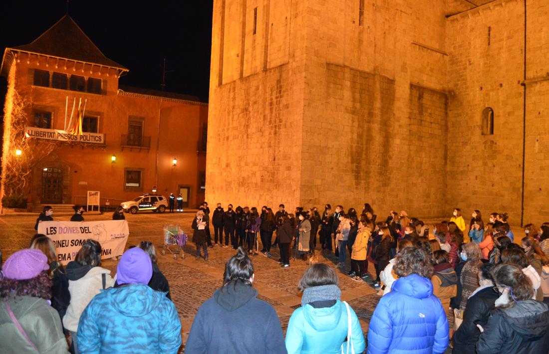 A la plaça dels Oms les dones han clamat “som les que més patim” la pandèmia.
