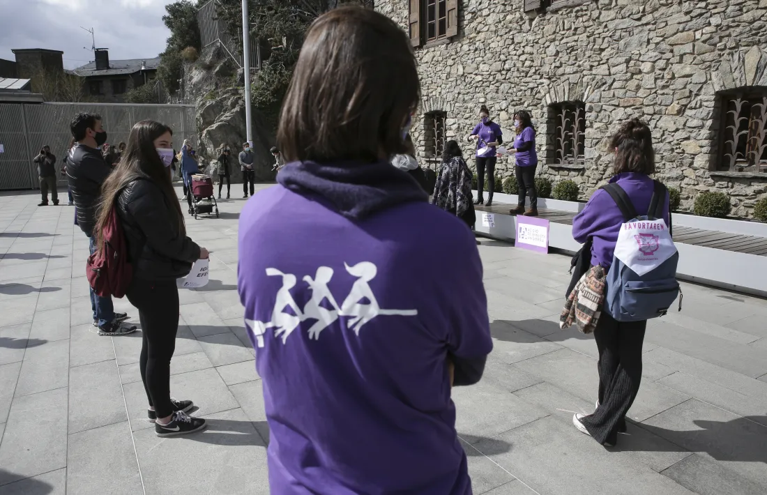 Un moment de l’acte organitzat per Acció Feminista amb motiu del Dia de la dona, aquest dilluns.