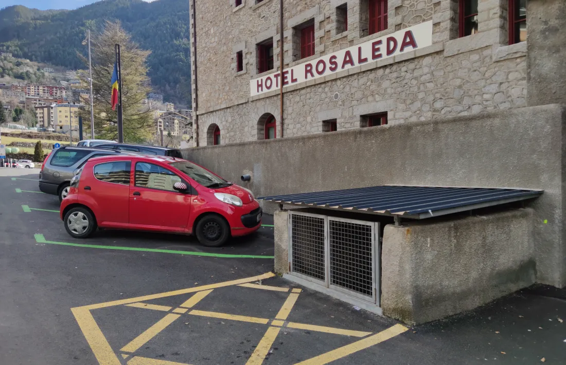 Escales per on ara fa un any un xàfec va fer que entrés aigua a la planta -1 del Rosaleda.