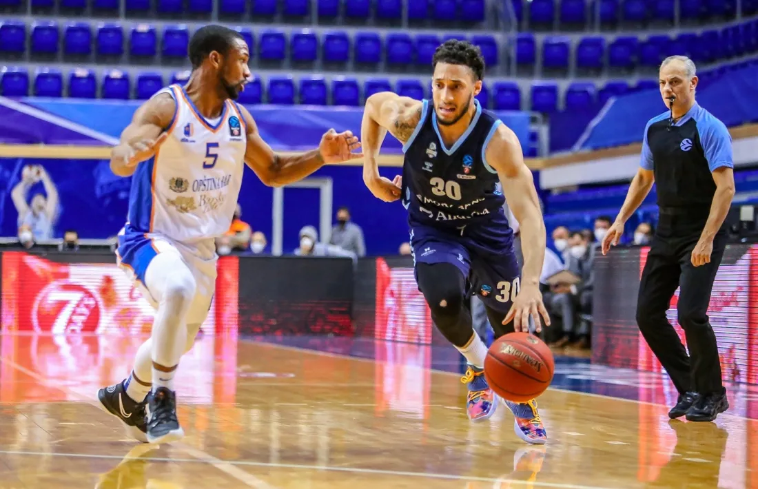 L’escorta del BC MoraBanc, Jeremy Senglin, defensat al partit de la primera volta per Derek Needham, base del Mornar Bar. Foto: Photo Mornar