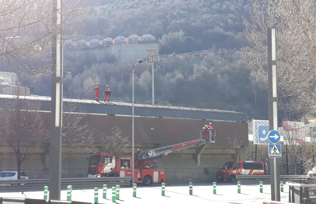Bombers a la coberta de la graderia de l'estadi.