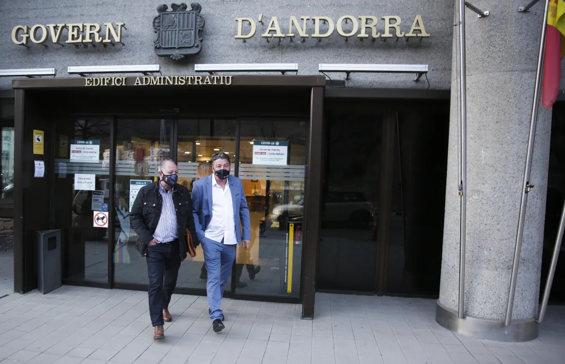 Els representants dels monitors de Pal Arinsal sortint de la reunió amb el Govern, aquest dimecres.