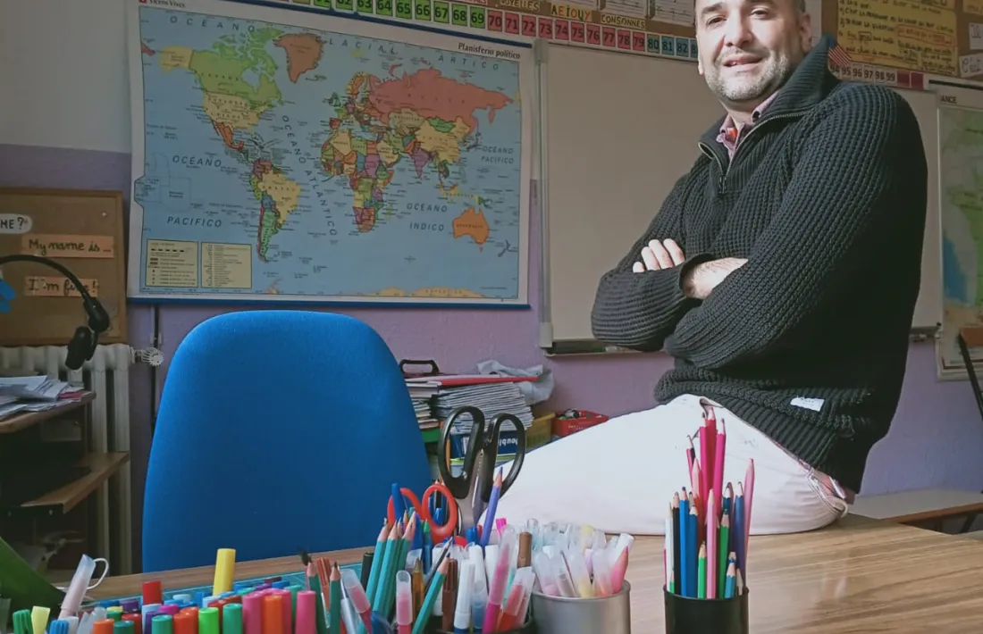 Lanot és mestre de CE1 a l'escola elemental francesa de Ciutat de Valls, a la capital.