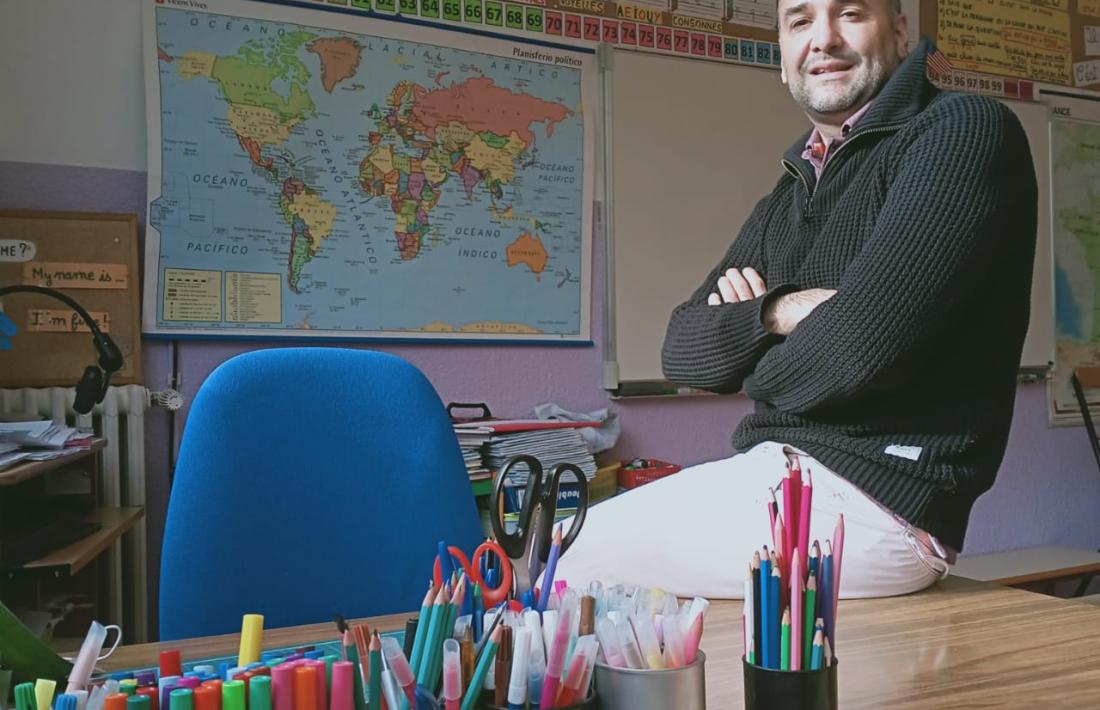 Lanot és mestre de CE1 a l'escola elemental francesa de Ciutat de Valls, a la capital.