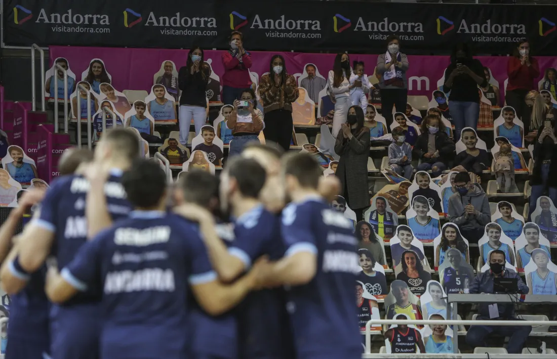 El retorn del públic i el triomf del BC MoraBanc va ser la nota positiva d’ahir, però l’eliminació va ser el punt negatiu.Foto: Facundo Santana