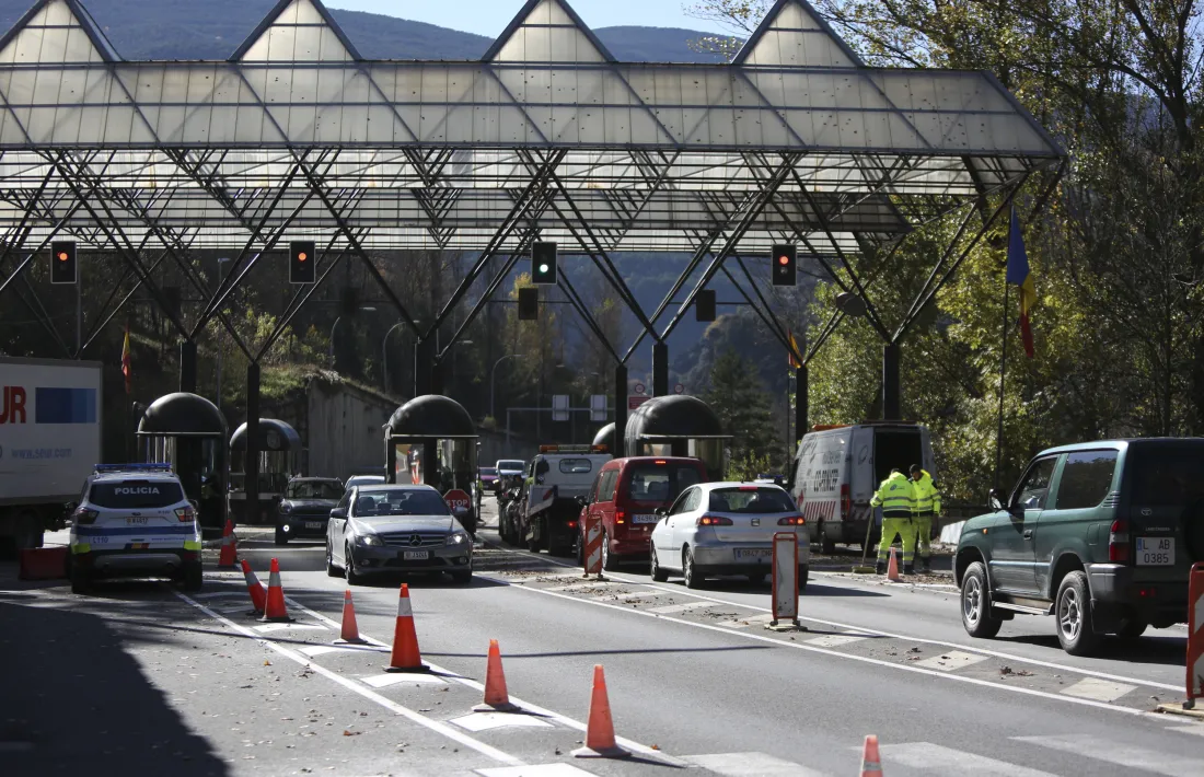 Vehicles creuant la frontera hispanoandorrana.