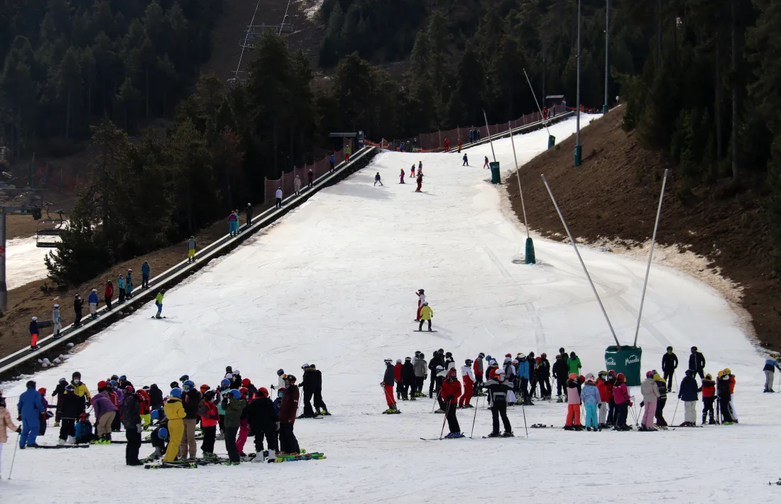 Esquiadors i grups d'escolars a la zona baixa de l'estació de Masella, avui.