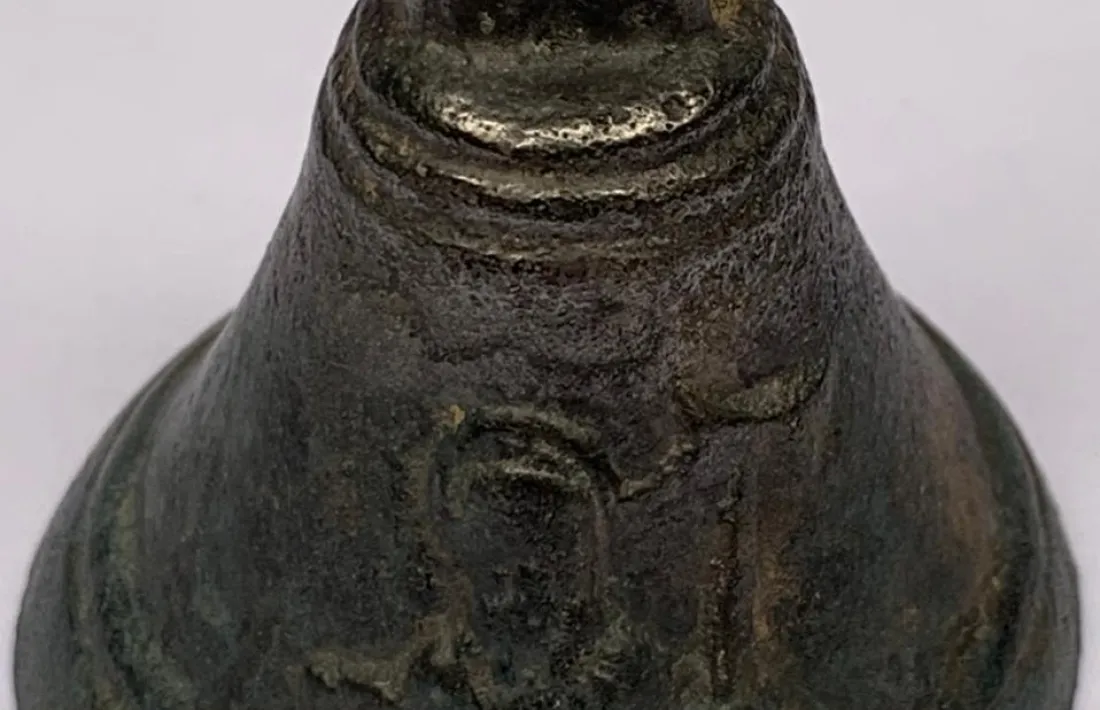 Manel Riera defineix a ‘La llengua catalana a Andorra’ una campaneta daurada, molt ben acabada, de so agut que es penja al coll d’algunes vaques i vedells”.