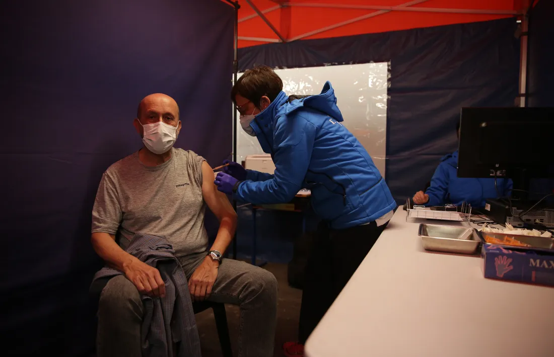 El ministre Benazet en el moment de rebre la vacuna.