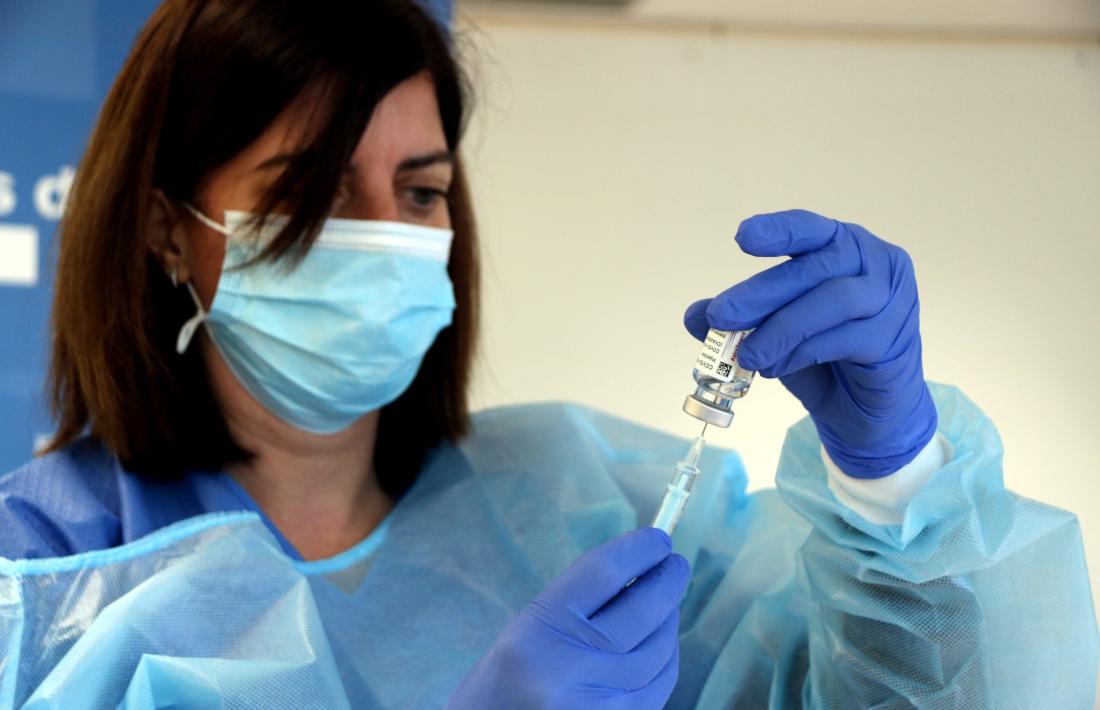  Una infermera extraient les dosis d'una ampolleta de la vacuna d'AstraZeneca contra la Covid-19.