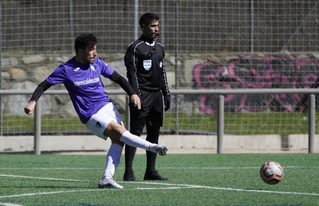 El golejador de l’Inter Club Escaldes, Genís Soldevila, va marcar el gol de l’empat contra l’FC Santa Coloma de falta directe. Foto: Interescaldes.com