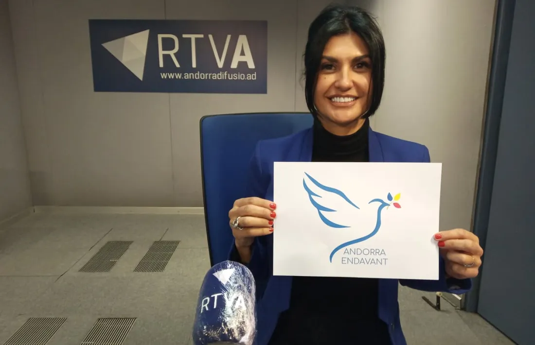 La consellera general no adscrita, Carine Montaner, mostra la imatge de la futura formació.