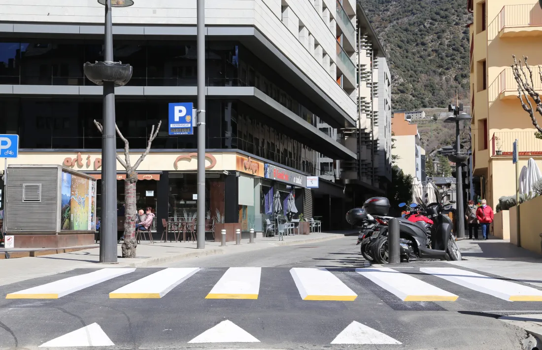 El pas de vianants a tocar de la plaça de la Germandat.