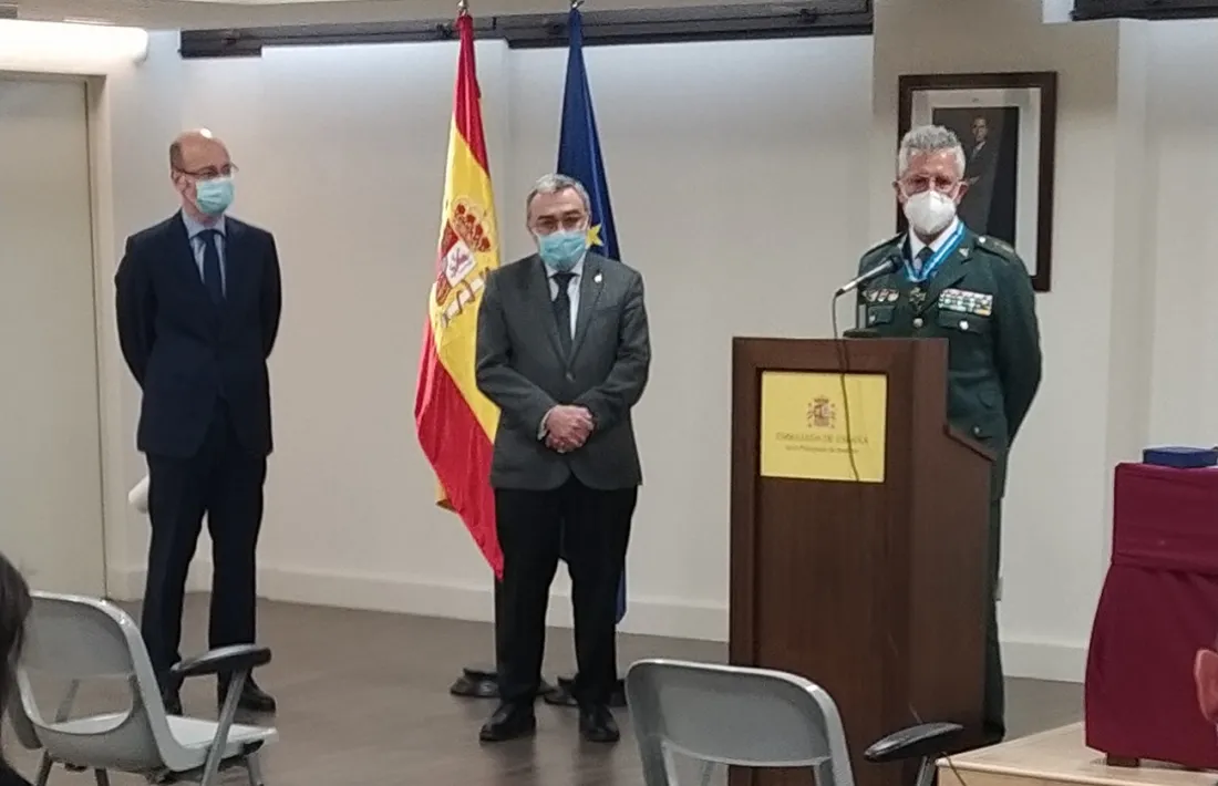 Un moment de l'acte de condecoració.