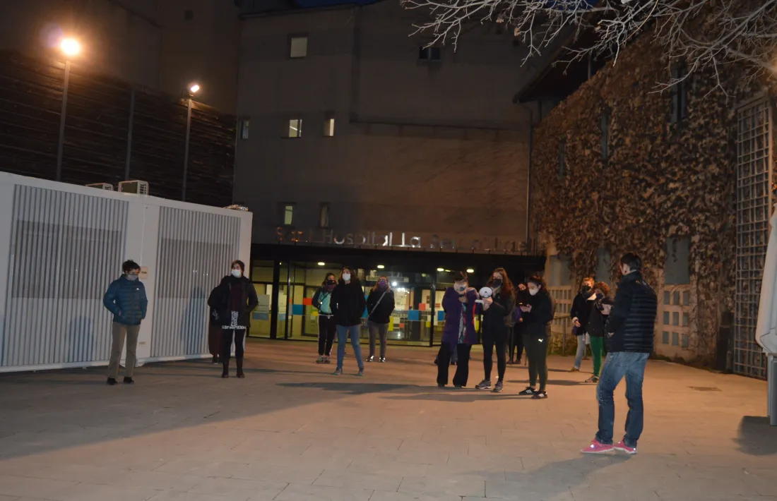 Acte reivindicatiu de col·lectius feministes a les portes de l’hospital de la Seu, amb motiu del 8-M. 