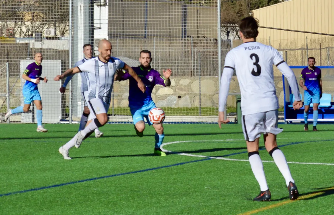 Sebas Gómez, jugador internacional de la UE Engordany, en una acció de l’últim partit dels escaldencs contra el CE Carroi. Foto: FAF