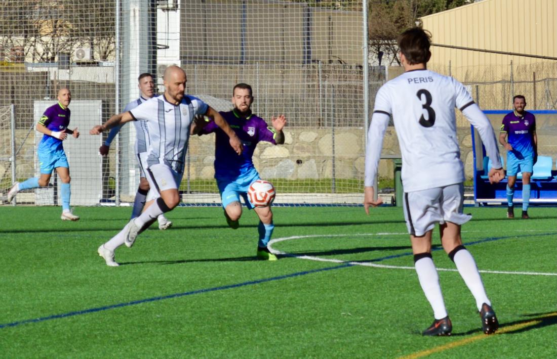 Sebas Gómez, jugador internacional de la UE Engordany, en una acció de l’últim partit dels escaldencs contra el CE Carroi. Foto: FAF