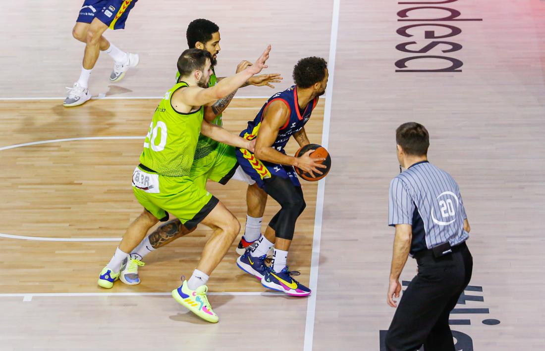 El base nord-americà del MoraBanc, Clevin Hannah, que estava tenint un partit per oblidar, va aparèixer quan pitjor estava el partit. Foto: ACB Photo / A. Pacheco