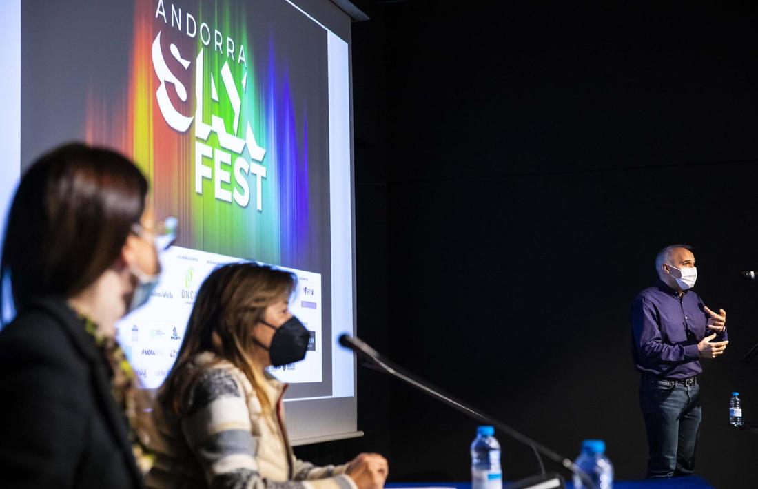 La ministra Riva i la cònsol Marsol escolten el director de Sax Fest, Efrem Roca, en la presentació de la 7a edició del festival.