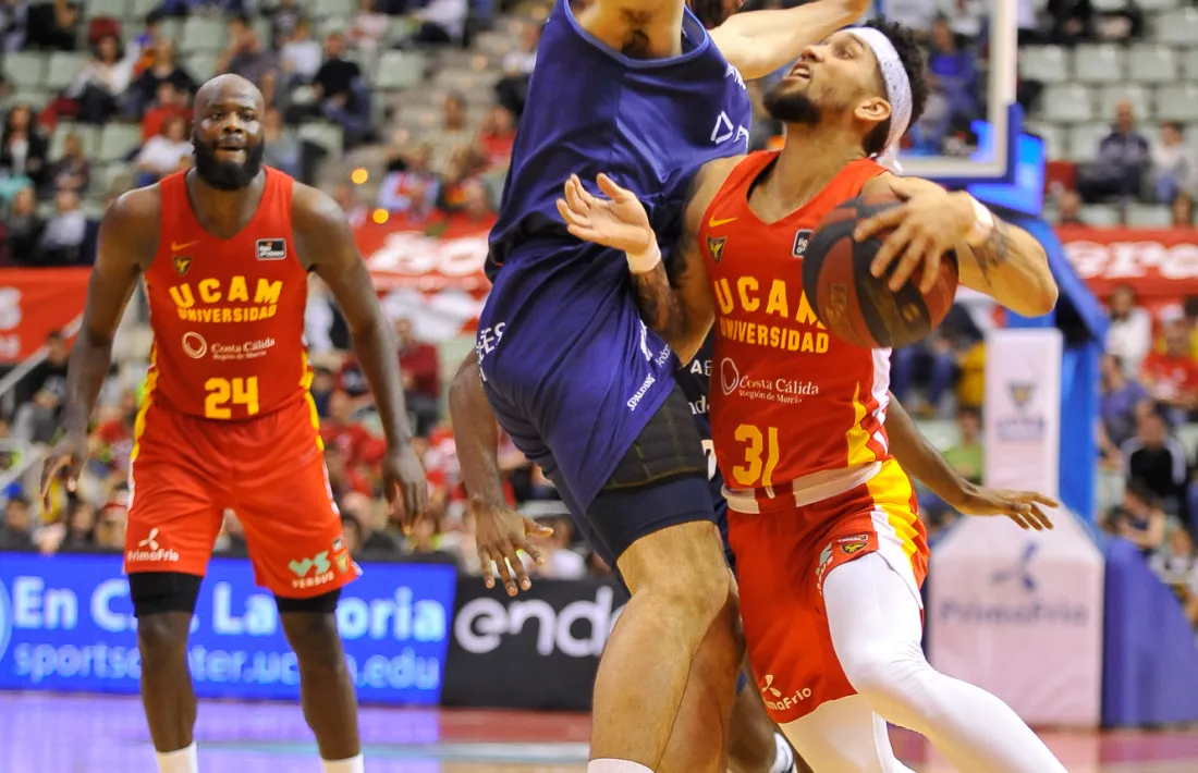 Booker defensat per Llovet, en l’últim partit abans de la pandèmia.