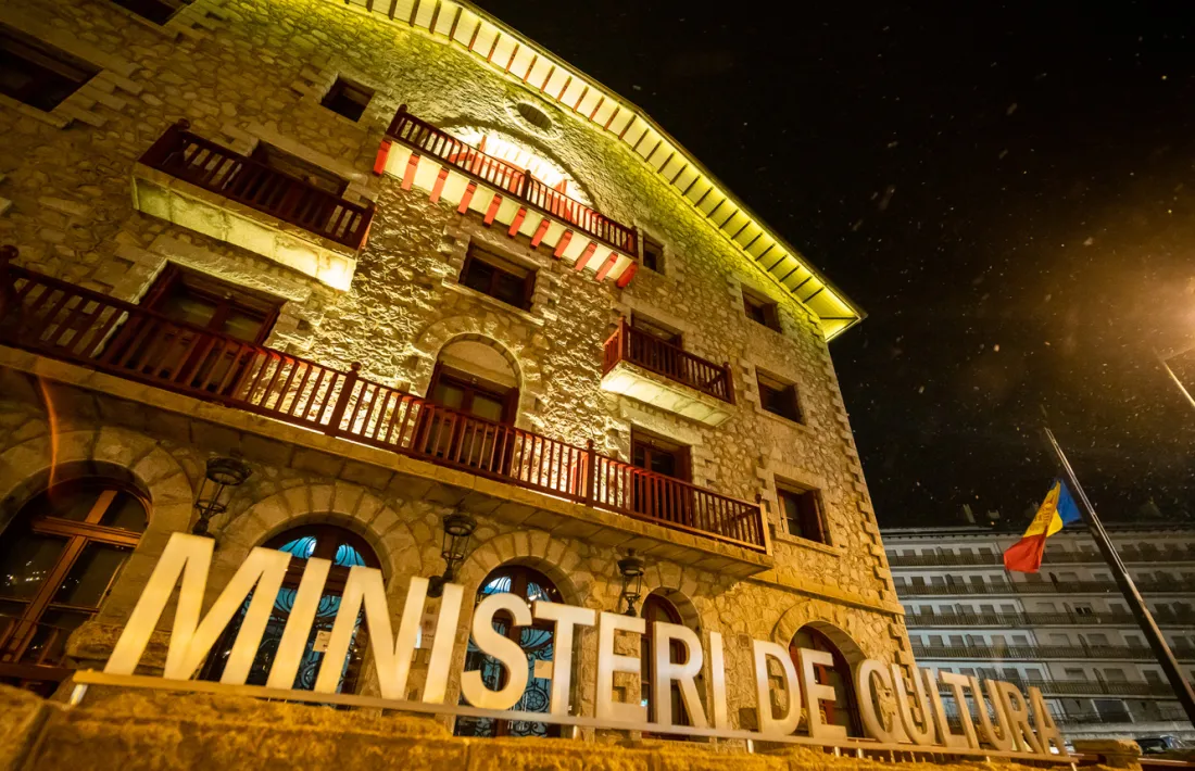 El ministeri de Cultura il·luminat de groc.