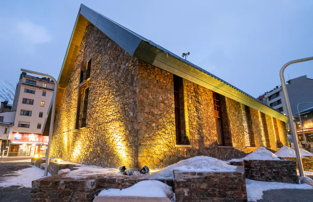 L'església de Sant Pere del Pas de la Casa il·luminada de groc.