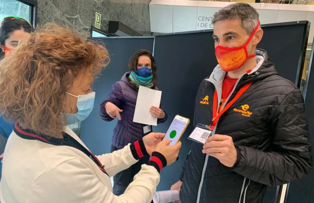 Un dels participants mostra el seu forfet sanitari en el punt de control.