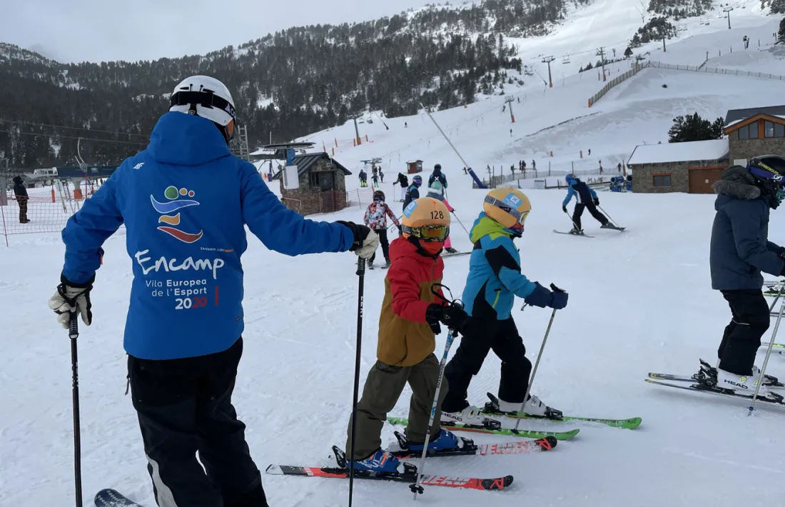 Alguns dels infants que participen a l'escola de neu d'Encamp, aquest diumenge.