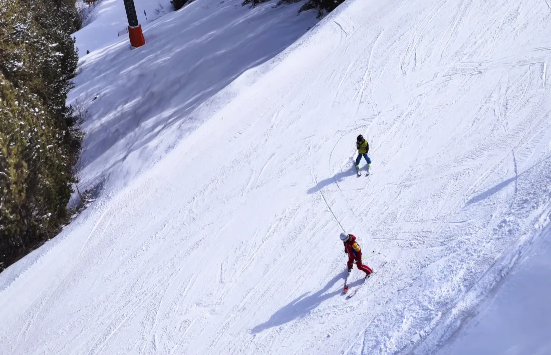 Un monitor d’esquí exercint la professió a les pistes d’Andorra.