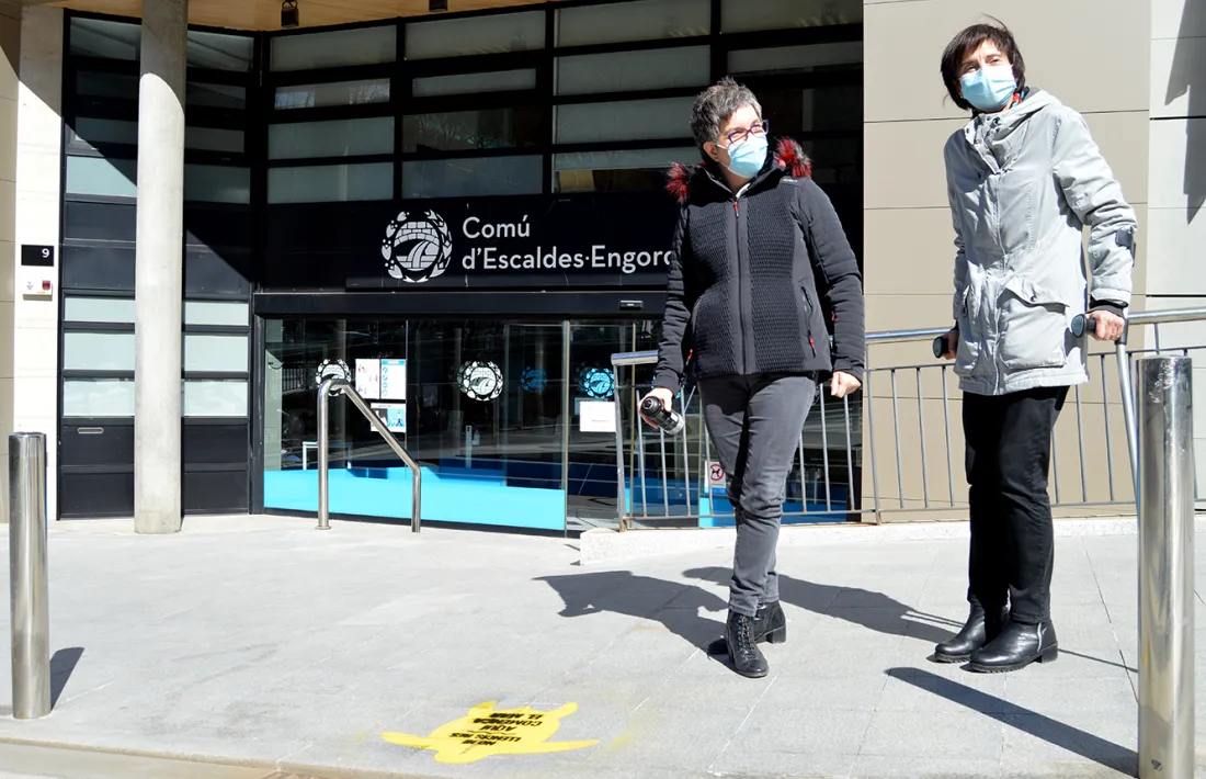 Cèlia Vendrell i Isabel Rogé davant un dels dissenys.