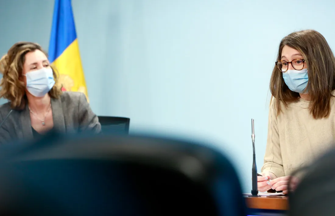 La directora de Medi Ambient i Sostenibilitat, Sílvia Ferrer, i la cap d'àrea de Medi Ambient, Laura Coll, en la compareixença d'avui.