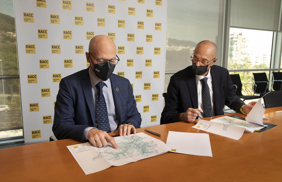 Xavier Pérez i Jaume Bonell en un moment de la signatura de l'acord.