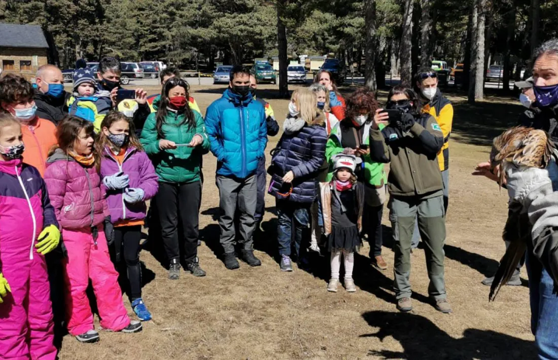 Jordi Dalmau, d’Aubèrria, ofereix una explicació als escolars en el moment de l’alliberament del milà reial a Sant Joan de l’Erm.