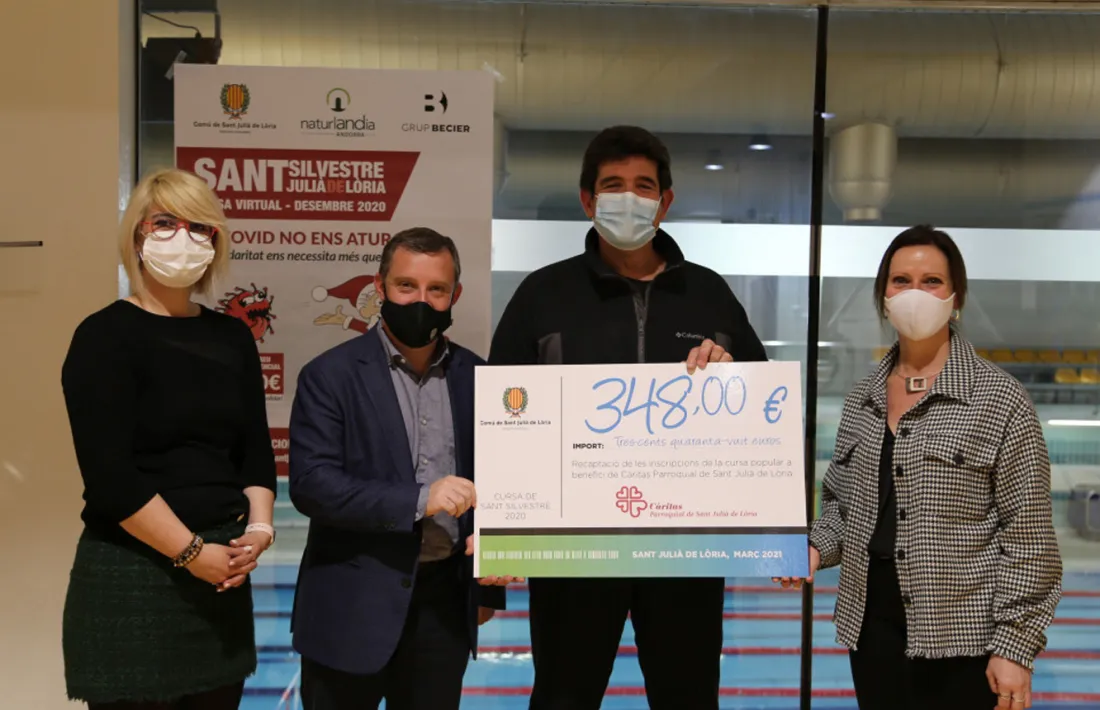 Els cònsols de Sant Julià de Lòria, Josep Majoral i Mireia Codina, i la consellera de Turisme i Esports, Diana Sánchez, entreguen el xec al president de Càritas, Jordi González.