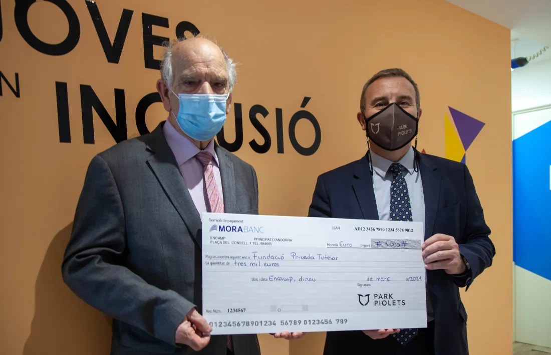 Moment de l'entrega del xec de Park Piolets Mountain Hotel & Spa.
