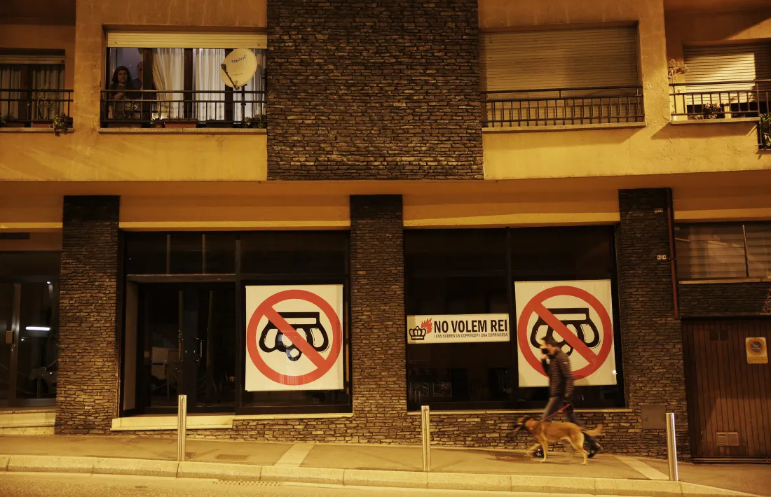 Els cartells contraris a la visita dels monarques espanyols apareguts aquest dimecres en un establiment d’Escaldes-Engordany.