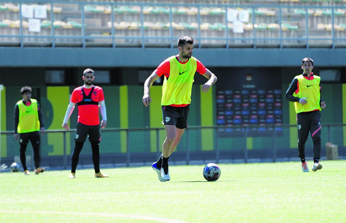Adrià Vilanova, en l’entrenament d’ahir a Prada de Moles d’Encamp. Foto: FC Andorra