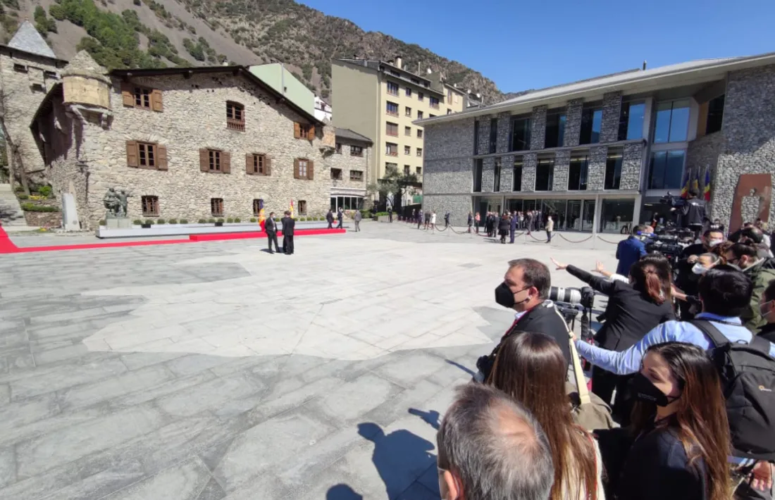 Expectació entre els mitjans a la plaça del Consell General.
