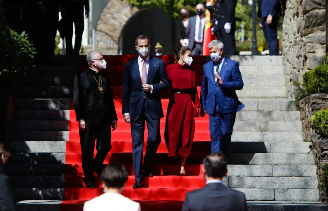 Els Reis baixant les escales de la Casa de la Vall.