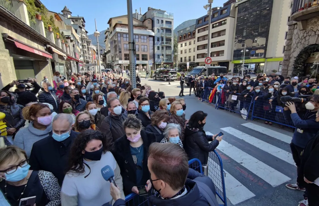 Els residents aplegats a l'entorn del Comú d'Andorra la Vella, aquest matí.