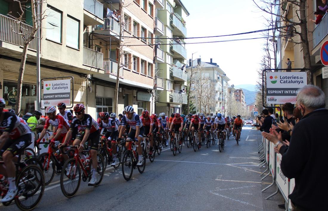 Els ciclistes passen per la ciutat davant el públic.
