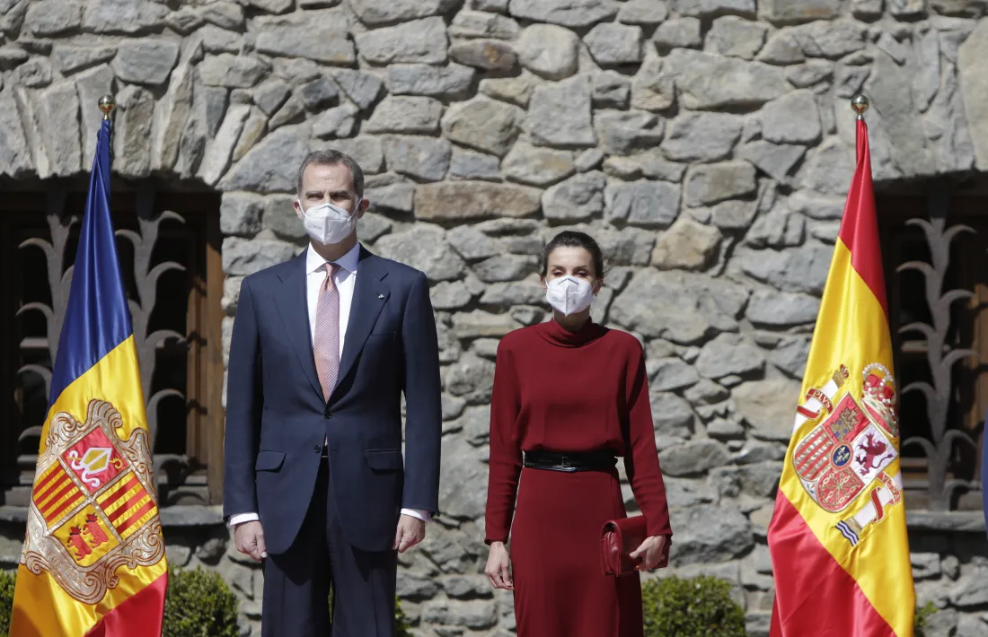 Els reis Felip i Letizia escolten els himnes nacionals d’Espanya i d’Andorra, ahir davant de Casa de la Vall.