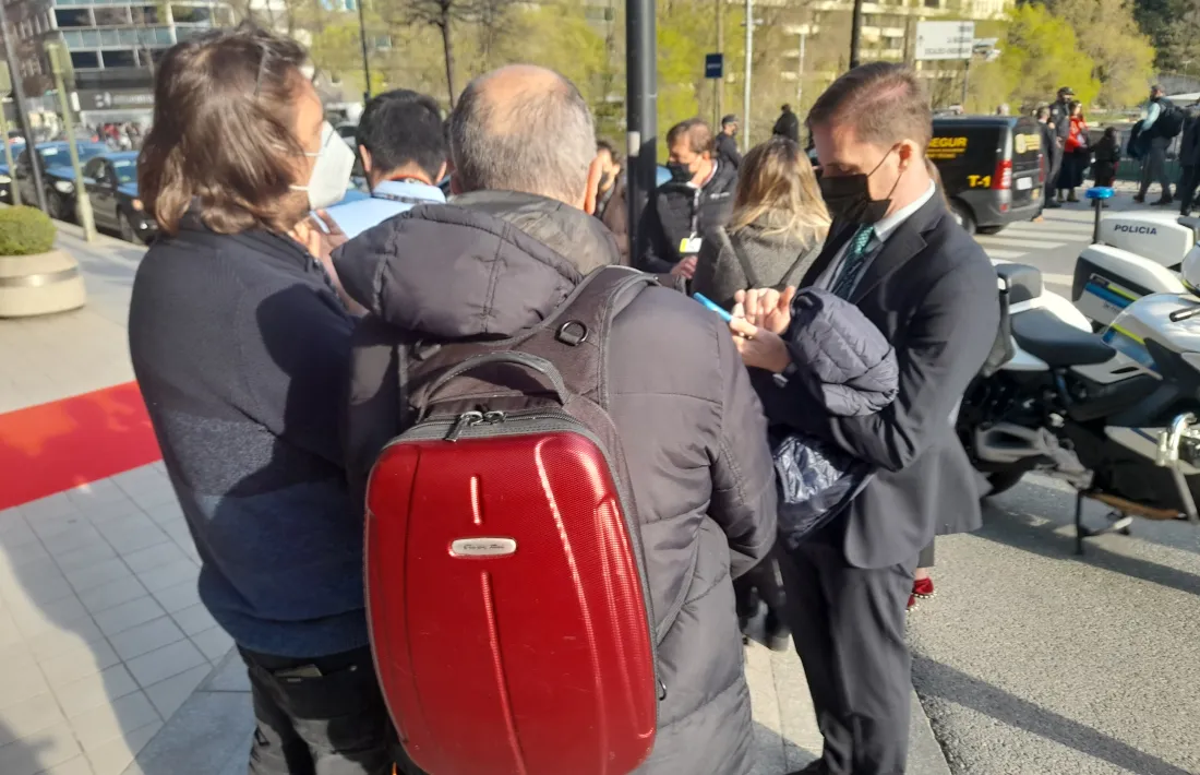 Periodistes espanyols a l’entrada de l’edifici administratiu de Govern, ahir.