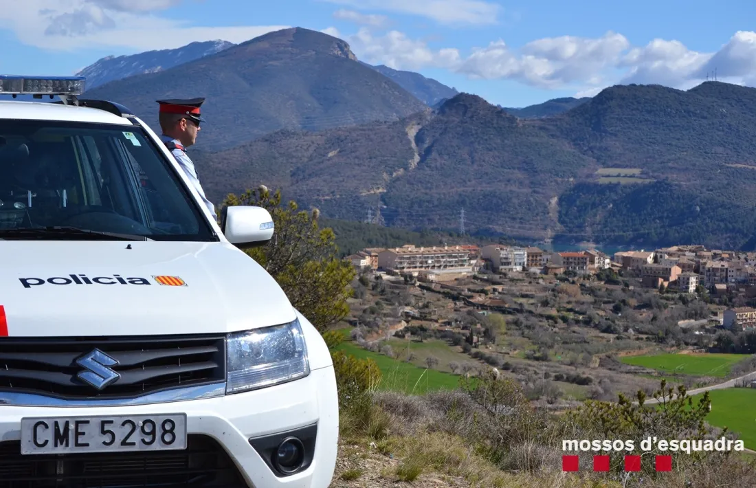 Un agent dels mossos d’esquadra vigila en un punt elevat del Geoparc Orígens. 