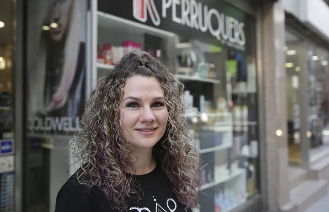 Tânia Borges a l’exterior de la seva perruqueria, al barri de Prada Ramon.
