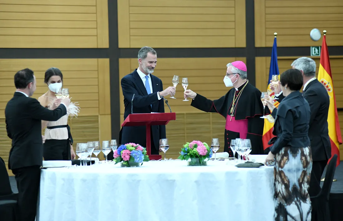 El rei i el copríncep brinden després del discurs de Felip VI abans del sopar que ha tancat la primera jornada de la visita oficial.